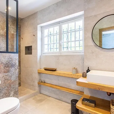 Newly Renovated Villa Апартаменти