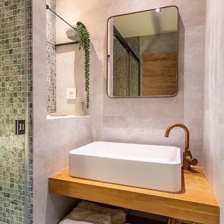 Апартаменти Newly Renovated Villa Антіб